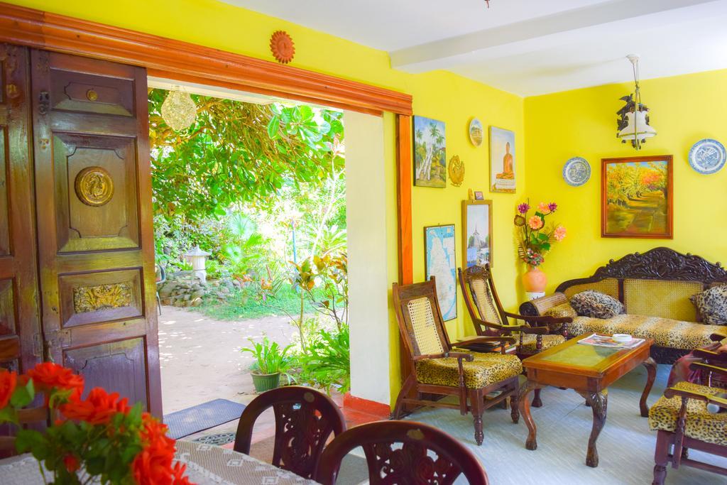 Shammie Guest House Хикадува Екстериор снимка